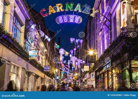 富伯特的住所和圣诞节的卡纳比街 编辑类图片. 图片 包括有 åˆºæ¯›, æ™šä¸š, é«˜, éƒ¨ - 165244580