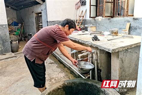芦山8万村民用水困难:一瓶水淘米洗菜洗碗洗手|芦山|村民|地震_新浪新闻