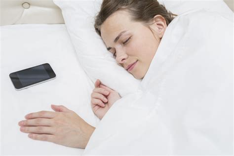「甲状腺癌」与玩手机有关？|手机|睡眠|睡前|身体|小时|-健康界