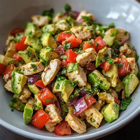 Ensalada de Pollo con Aguacate - Fresca y Cremosa - Cocina De Fiesta