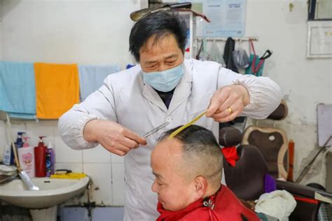 老人花10元剃头后满头伤口最新素材