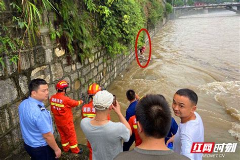 河水上涨致流浪者被困水中 吉首公安消防紧急救援_本地新闻_吉首市站