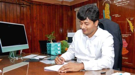 പ്രിയപ്പെട്ട കുട്ടികളെ, അച്ഛനമ്മമാരുടെ ബാഗിൽ കുടയും മഴക്കോട്ടും ...