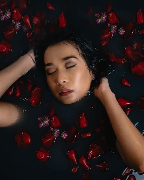 Love the smell of roses : r/PrettyGirlsFaces