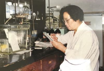 屠呦呦获习近平接见 成首位获国家最高科学技术奖的女性科学家