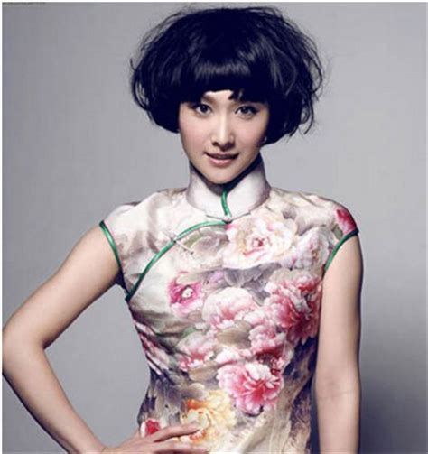 穿礼物配什么发型最新素材