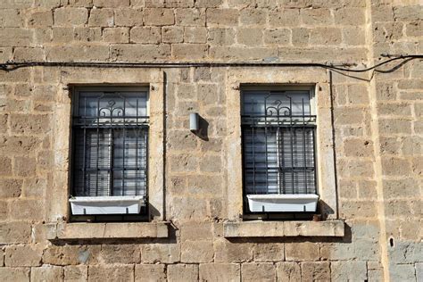 Small Window City View 的图像结果