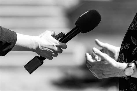 Interview Outside 的图像结果