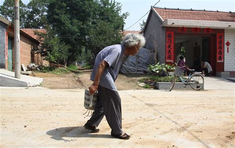 山东90岁老妈妈捡垃圾养活60岁瘫痪儿子。（组图）_百度开心农场吧_百度贴吧