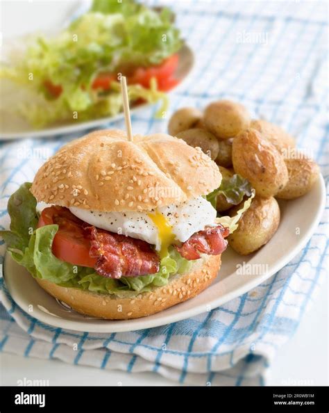 Egg and bacon burger Stock Photo - Alamy