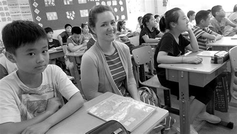 小学生和外籍老师-蓝牛仔影像-中国原创广告影像素材