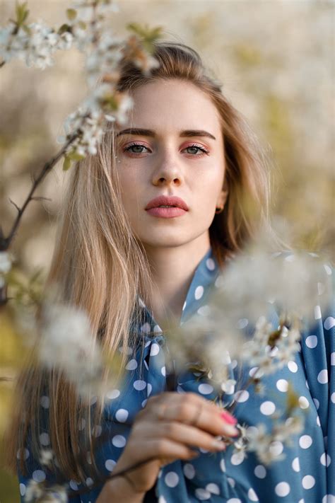 【高清图】春日杏花下的俄罗斯女孩-中关村在线摄影论坛