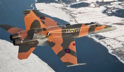 CF-18 con librea especial para conmemorar el 75 aniversario de la ...