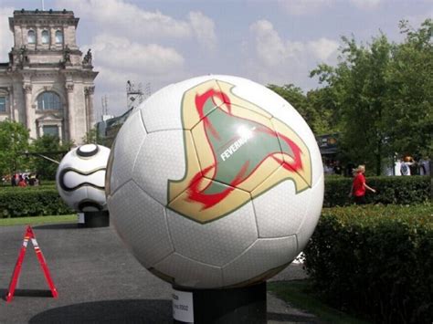 足球主题橱窗玻璃钢仿真球卡通足球雕塑定制哪家好_港城雕塑-站酷ZCOOL
