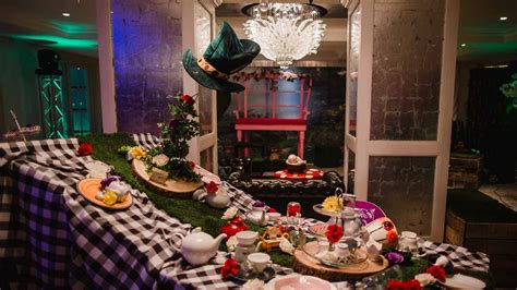 Alice in Wonderland Table Centrepiece | Alice in Wonderland Props