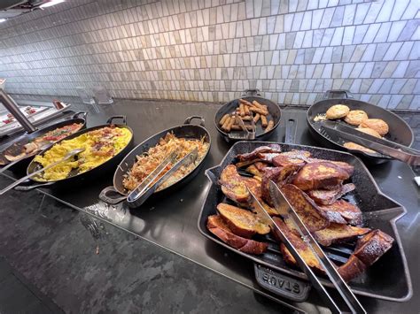 Houston (IAH) Amex Centurion Lounge - Location, Hours [2026]