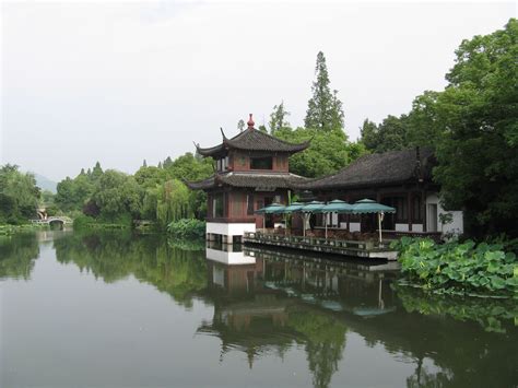 【携程攻略】杭州曲院风荷景点,曲院风荷是西湖最美的景致之一.特别是夏天,潺潺流水,处处荷塘,花开时…