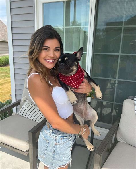 Steph Pappas - Age, Height, Net Worth, Boyfriend, Bio, Facts, Wiki