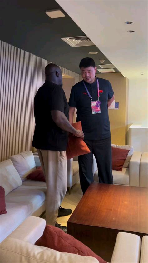 Yao Ming makes Shaq look like a medium sized person : r/AbsoluteUnits