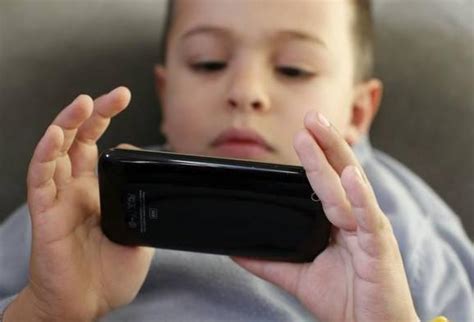 孩子连续玩20分钟手机，视力下降到43.8度近视状态 - 知乎