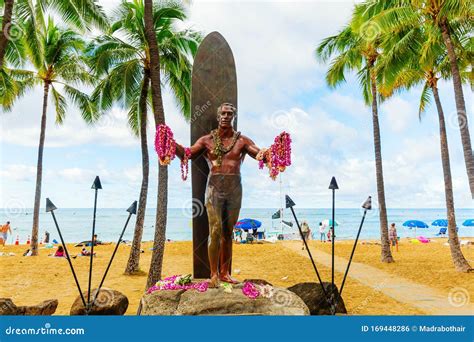 Duke Kahanamoku Statue at Waikiki Beach in Honolulu, Oahu, Hawaii ...