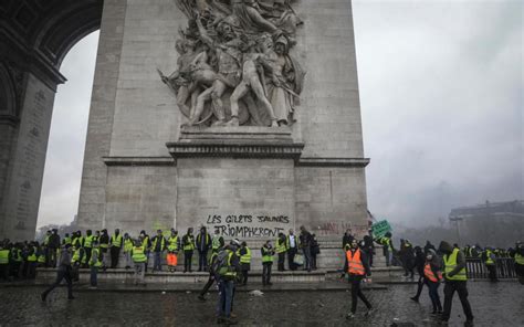 Image result for gilets jaunes détruisent arc de triomphe