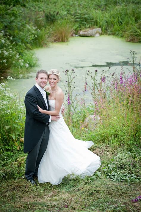 Child Bride Pond Scene 的图像结果