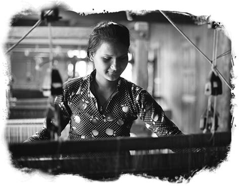 Avani Kumaon | Buy Pure Woolen Scarf Online | Silk Stoles Online ...