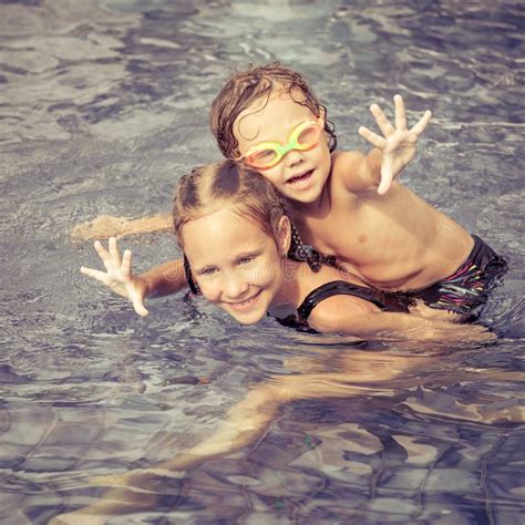 Sis vs Bro Swimming Pool 的图像结果