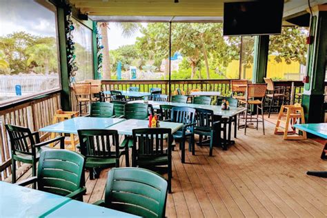 Schooner's Bar & Grill | Cityplugged Cayman