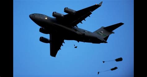 This is how Humvees and their crews deploy from USAF planes (Watch ...