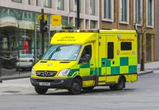 救护车明亮的英国黄色 库存图片. 图片 包括有 停放, 紧急, 都市, 城市, britney, 医疗, 黄色 - 13991061