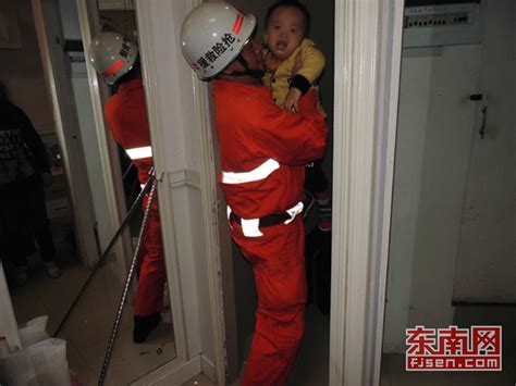 两岁男童偷溜进更衣室被反锁 消防员破门救人 - 社会民生 - 东南网