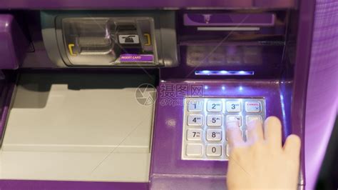 金融,货币,银行人的密切与钱包提取现金自动取款机ATM机上关门取款高清图片下载-正版图片300407545-摄图网