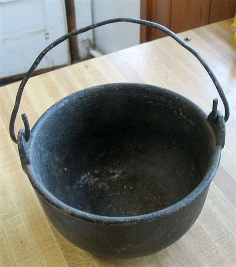 Old Cast Iron Melting Pot at Barbara Mcdonnell blog