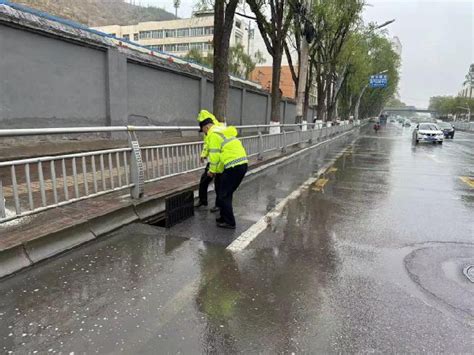 西宁城北：闻雨而动 城管吹响防汛“集结号”_新华网