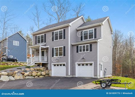 Contemporary Colonial House Built a Traditional Architecture Style To ...