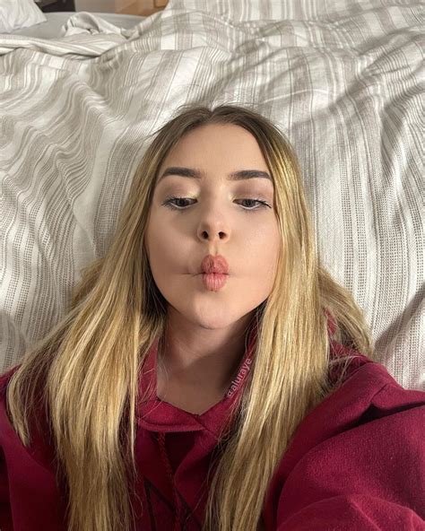 反差萌妹 Aluraye 外表看似大學生，脫掉外衣想讓她大學生 - MURAX2 成人資訊站