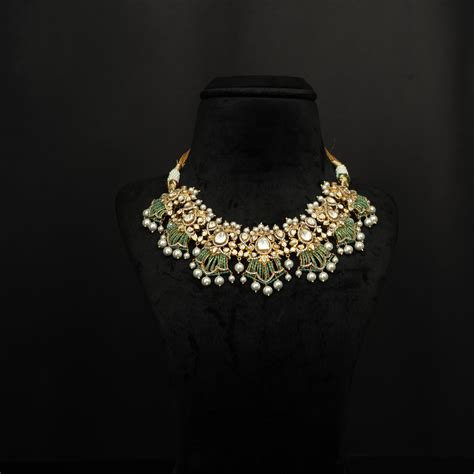 Shop the exquisite gold-plated Pari silver necklace