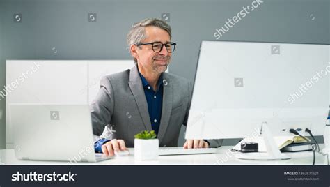 Man Using Computer Professional 的图像结果