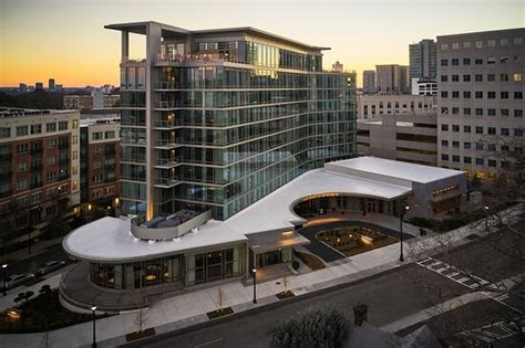 The Tess, Autograph Collection Valet Parking: Pictures & Reviews ...