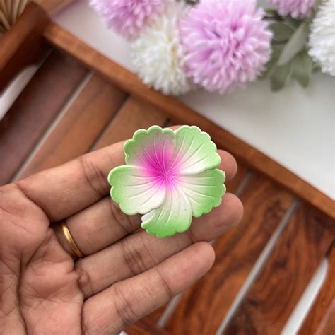 Dual Colour Matte Hibiscus Hair Claw - Small – Hairbounce.in