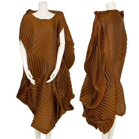 美品 ISSEY MIYAKE プリーツ ベージュ ワンピース 【72%OFF!】 MIYAKE