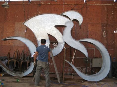 不锈钢人物骑自行车剪影雕塑-雕塑风
