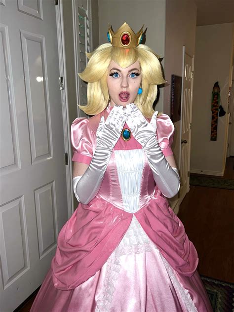 Princess Peach | Princess peach cosplay, Princess peach costume, Peach ...