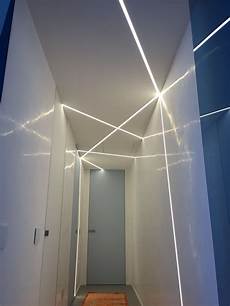 illuminazione per corridoio le strisce led gyps arredano un corridoio lungo e stretto illuminazione per corridoio le strisce led gyps arredano un corridoio lungo e stretto