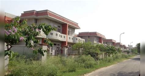 Greater Noida authority's Order for 50 sectors, Give money in addition ...