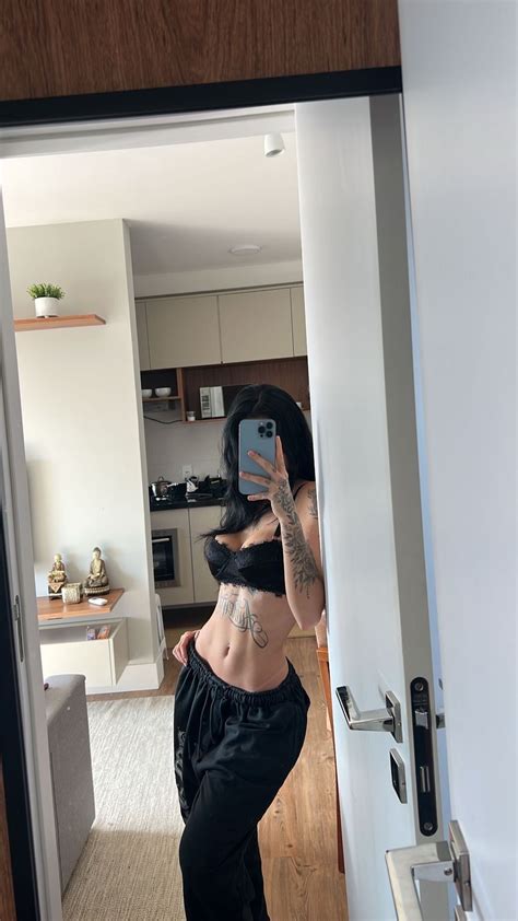 Pin by Lizzie F. Tidy. on jeinlyn. | Curvy woman, Photo pose style, Fits aesthetic