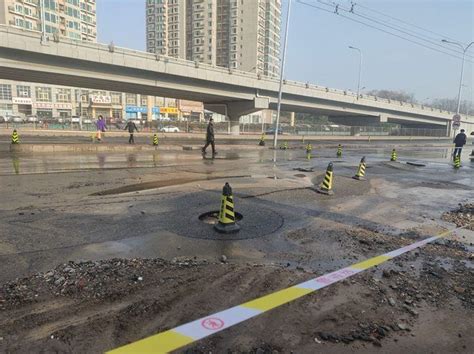因自来水管破裂，北京海淀紫竹院路地面塌陷跑水，多部门紧急抢修 | 北晚新视觉
