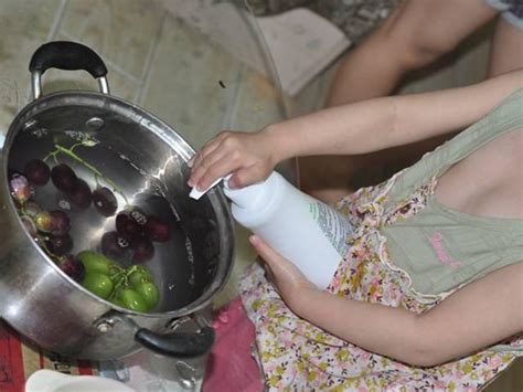 小女孩教你怎么用芭格美果蔬清洗液来去除农药残留